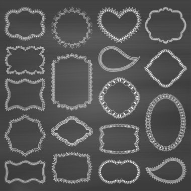 Çiçekler, swirls ve kalpler tebeşir tahta arka plan ile dekoratif çerçeve kümesi