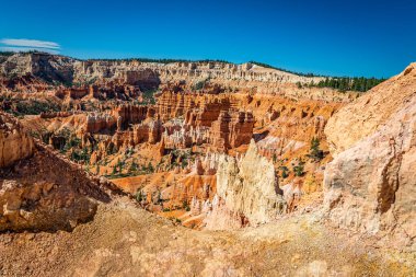 Utah 'taki Bryce Canyon Ulusal Parkı' nda Hoodoo ve aşınmış uçurum oluşumları..