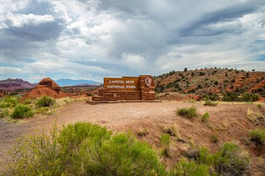 Capitol Resifi Ulusal Parkı, Utah, ABD - 24 Haziran 2020: Utah 'taki Capitol Resifi Ulusal Parkı' nın girişini gösteren resmi Ulusal Park Hizmeti tabelası