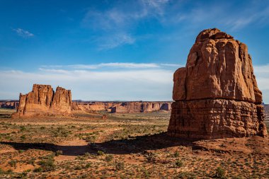 Kum taşı oluşumları, kemerler, doğal köprüler, pencereler ve tepeler dahil olmak üzere Moab, Utah yakınlarındaki Arches Ulusal Parkı 'nda hakim konumdadır..