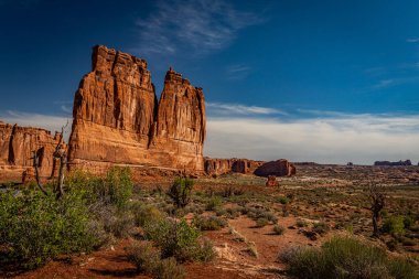 Kum taşı oluşumları, kemerler, doğal köprüler, pencereler ve tepeler dahil olmak üzere Moab, Utah yakınlarındaki Arches Ulusal Parkı 'nda hakim konumdadır..