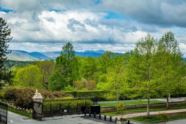 Asheville, NC / USA - 27 Nisan 2018: Asheville, Kuzey Carolina 'daki Biltmore Estate' in bahçeleri ve arazileri.
