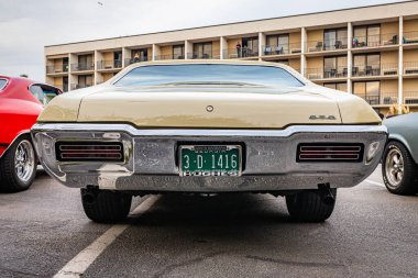 Tybee Adası, GA - 3 Ekim 2020: 1968 Pontiac GTO hardtop coupe yerel bir araba fuarında.