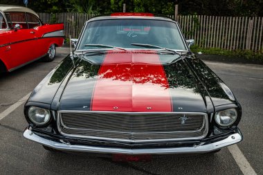 Tybee Adası, GA - 3 Ekim 2020: 1967 Ford Mustang hardtop coupe yerel bir araba fuarında.
