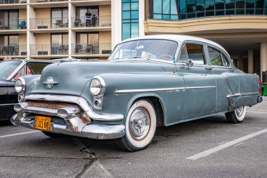 Tybee Adası, GA - 3 Ekim 1953 Oldsmobile Super 88 Sedan Yerel bir araba fuarında.