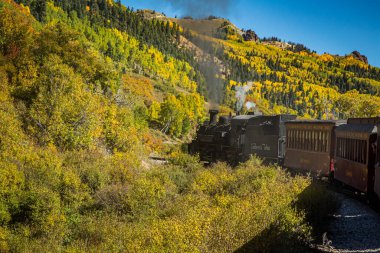 Rocky Dağları, NM / USA - 28 Eylül 2016: Cumbres ve Toltec yolcu buharlı tren manzarası ve manzarası Chama, New Mexico 'dan Antonito, Colorado' ya giderken görülüyor.