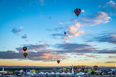 Albuquerque, NM / USA - 1 Ekim 2016: Yıllık Albuquerque Sıcak Hava Balonu Festivali 'nde renkli sıcak hava balonları gökyüzüne çıktı.