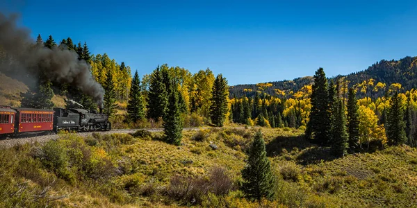 Rocky Dağları, NM / USA - 28 Eylül 2016: Cumbres ve Toltec yolcu buharlı tren manzarası ve manzarası Chama, New Mexico 'dan Antonito, Colorado' ya giderken görülüyor.