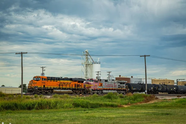 Dodge City, KS / USA - 28 Ağustos 2016: BNSF yerel treni Dodge City, Kansas sanayi bölgesinde karışık yük taşımaktadır.