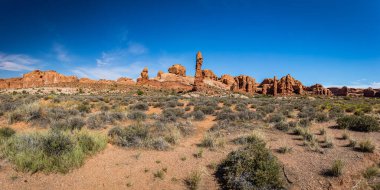 Kanyonlar, aşınmış kumtaşı oluşumları ve kireçtaşı oluşumları Arches Ulusal Parkı nesr Moab, Utah 'ta hakim..