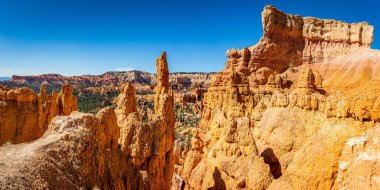 Utah 'taki Bryce Canyon Ulusal Parkı' nda Hoodoo ve aşınmış uçurum oluşumları..