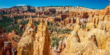 Utah 'taki Bryce Canyon Ulusal Parkı' nda Hoodoo ve aşınmış uçurum oluşumları..