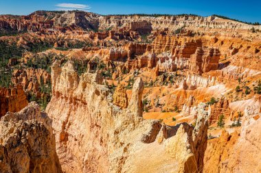 Utah 'taki Bryce Canyon Ulusal Parkı' nda Hoodoo ve aşınmış uçurum oluşumları..