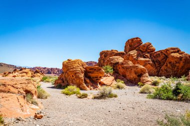 Ateş Eyaleti Parkı Clark County, Nevada 'da yer almaktadır ve 40.000 dönümden fazla açık kırmızı kumtaşı arazisi gri ve bronz kireç taşı yatakları ile çarpıcı bir tezat oluşturmaktadır..