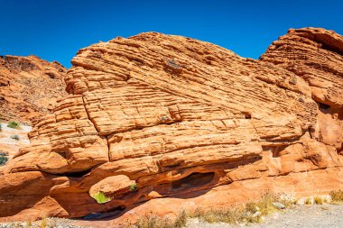 Ateş Eyaleti Parkı Clark County, Nevada 'da yer almaktadır ve 40.000 dönümden fazla açık kırmızı kumtaşı arazisi gri ve bronz kireç taşı yatakları ile çarpıcı bir tezat oluşturmaktadır..