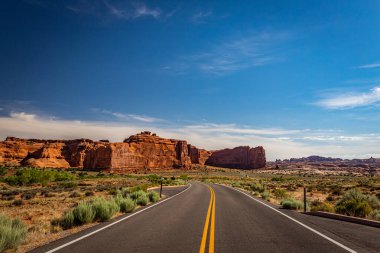 Kanyonlar, aşınmış kumtaşı oluşumları ve kireçtaşı oluşumları Arches Ulusal Parkı nesr Moab, Utah 'ta hakim..