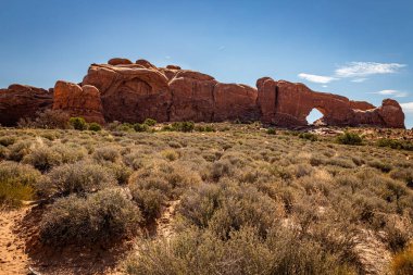 Kanyonlar, aşınmış kumtaşı oluşumları ve kireçtaşı oluşumları Arches Ulusal Parkı nesr Moab, Utah 'ta hakim..