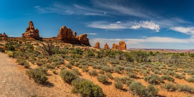 Kanyonlar, aşınmış kumtaşı oluşumları ve kireçtaşı oluşumları Arches Ulusal Parkı nesr Moab, Utah 'ta hakim..