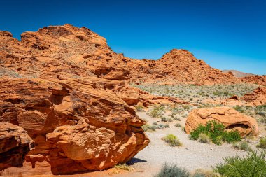 Ateş Eyaleti Parkı Clark County, Nevada 'da yer almaktadır ve 40.000 dönümden fazla açık kırmızı kumtaşı arazisi gri ve bronz kireç taşı yatakları ile çarpıcı bir tezat oluşturmaktadır..
