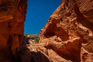 Ateş Eyaleti Parkı Clark County, Nevada 'da yer almaktadır ve 40.000 dönümden fazla açık kırmızı kumtaşı arazisi gri ve bronz kireç taşı yatakları ile çarpıcı bir tezat oluşturmaktadır..