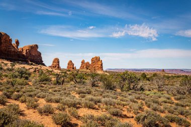 Kanyonlar, aşınmış kumtaşı oluşumları ve kireçtaşı oluşumları Arches Ulusal Parkı nesr Moab, Utah 'ta hakim..