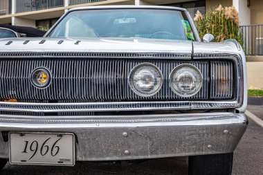 Tybee Adası, GA - 3 Ekim 2020: 1966 Dodge Charger Hardtop Coupe Yerel bir araba fuarında.