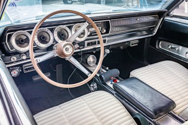 Tybee Adası, GA - 3 Ekim 2020: 1966 Dodge Charger Hardtop Coupe Yerel bir araba fuarında.