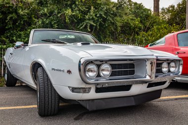 Tybee Adası, GA - 3 Ekim 2020: 1968 Pontiac Firebird Yerel bir araba fuarında.