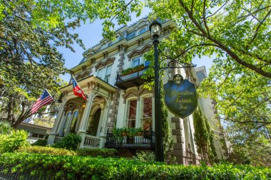 Savannah, GA / USA - 18 Nisan 2016: Samuel Hamilton 'un eski evi, The Hamilton Turner Inn Gürcistan' ın dünyaca ünlü tarihi bölgesi Savannah 'daki Lafayette Meydanı' nda..
