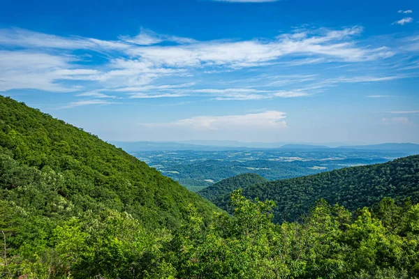 Roanoke, Virginia yakınlarındaki Blue Ridge Parkway 'deki Taylor Dağı manzarası..