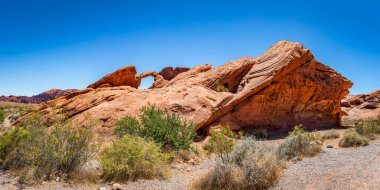 Ateş Eyaleti Parkı Clark County, Nevada 'da yer almaktadır ve 40.000 dönümden fazla açık kırmızı kumtaşı arazisi gri ve bronz kireç taşı yatakları ile çarpıcı bir tezat oluşturmaktadır..