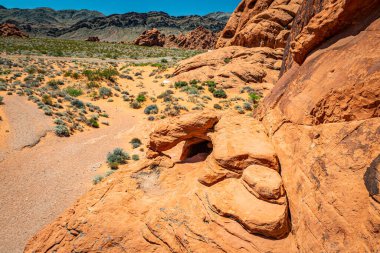 Ateş Eyaleti Parkı Clark County, Nevada 'da yer almaktadır ve 40.000 dönümden fazla açık kırmızı kumtaşı arazisi gri ve bronz kireç taşı yatakları ile çarpıcı bir tezat oluşturmaktadır..