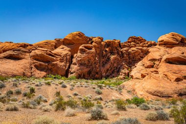 Ateş Eyaleti Parkı Clark County, Nevada 'da yer almaktadır ve 40.000 dönümden fazla açık kırmızı kumtaşı arazisi gri ve bronz kireç taşı yatakları ile çarpıcı bir tezat oluşturmaktadır..