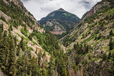 San Juan Skyway, Colorado 'nun güneybatı kesiminde San Juan Dağları' nın kalbinden geçen 233 millik bir döngü oluşturan Colorado Manzaralı ve Tarihi Byway Sistemi 'nin bir bileşenidir..