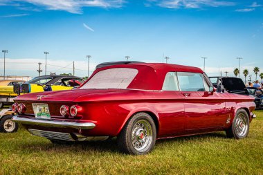 Daytona Plajı, FL - 27 Kasım 2020: 1962 Chevrolet Corvair Monza Spyder 900 fabrika turbo şarjlı bir üstü açık araba fuarında.