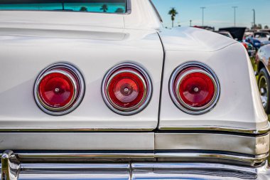 Daytona Plajı, FL - 27 Kasım 2020: 1965 Chevrolet Impala, yerel bir araba fuarında..