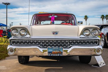 Daytona Plajı, FL - 27 Kasım 2020: 1959 Ford Country Squire station wagon yerel bir araba fuarında.
