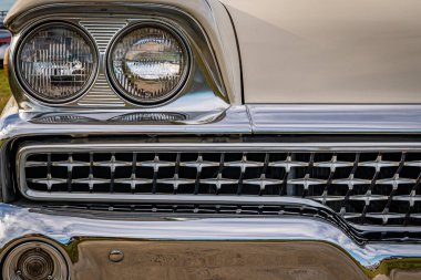 Daytona Plajı, FL - 27 Kasım 2020: 1959 Ford Country Squire station wagon yerel bir araba fuarında.