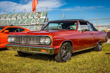 Daytona Plajı, FL - 27 Kasım 2020: 1964 Chevrolet Chevelle yerel bir araba fuarında.
