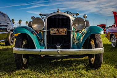 Daytona Plajı, FL - 27 Kasım 2020: 1932 Plymouth Model PB Roadster Yerel bir araba fuarında.