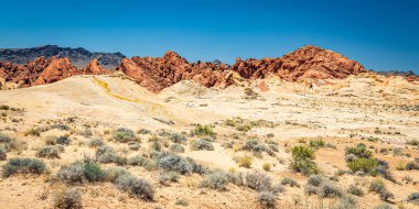 Ateş Eyaleti Parkı Clark County, Nevada 'da yer almaktadır ve 40.000 dönümden fazla açık kırmızı kumtaşı arazisi gri ve bronz kireç taşı yatakları ile çarpıcı bir tezat oluşturmaktadır..