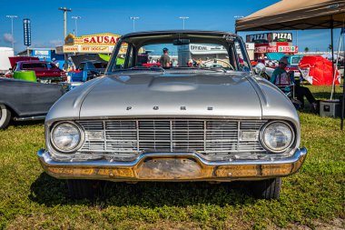 Daytona Plajı, FL - 27 Kasım 2020: 1960 Ford Falcon Sedan Yerel bir araba fuarında.