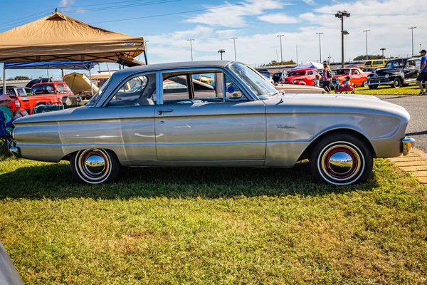 Daytona Plajı, FL - 27 Kasım 2020: 1960 Ford Falcon Sedan Yerel bir araba fuarında.