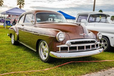 Daytona Plajı, FL - 28 Kasım 2020: 1950 Chevrolet DeLuxe Sedan Yerel bir araba fuarında.