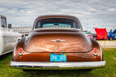 Daytona Plajı, FL - 28 Kasım 2020: 1950 Chevrolet DeLuxe Sedan Yerel bir araba fuarında.