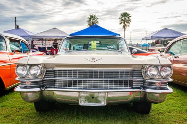 Daytona Plajı, FL - 28 Kasım 2020: 1963 Cadillac Sedan de Ville Yerel bir araba fuarında.