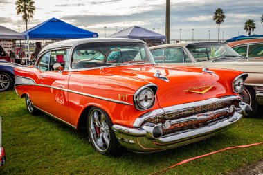 Daytona Plajı, FL - 28 Kasım 2020: 1957 Chevrolet BelAir Yerel bir araba fuarında.