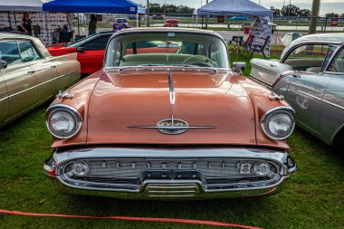 Daytona Plajı, FL - 28 Kasım 2020: 1957 Oldsmobile Super 88 Holiday hardtop sedan Yerel bir otomobil fuarında.