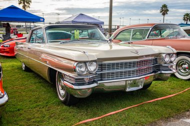 Daytona Plajı, FL - 28 Kasım 2020: 1963 Cadillac Sedan de Ville Yerel bir araba fuarında.