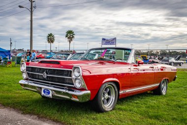 Daytona Plajı, FL - 28 Kasım 2020: 1966 Ford Fairlane yerel bir araba fuarında üstü açılır.